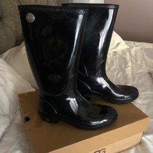 UGG Women's Shaye Rubber Glossed Rain Boots ☔️